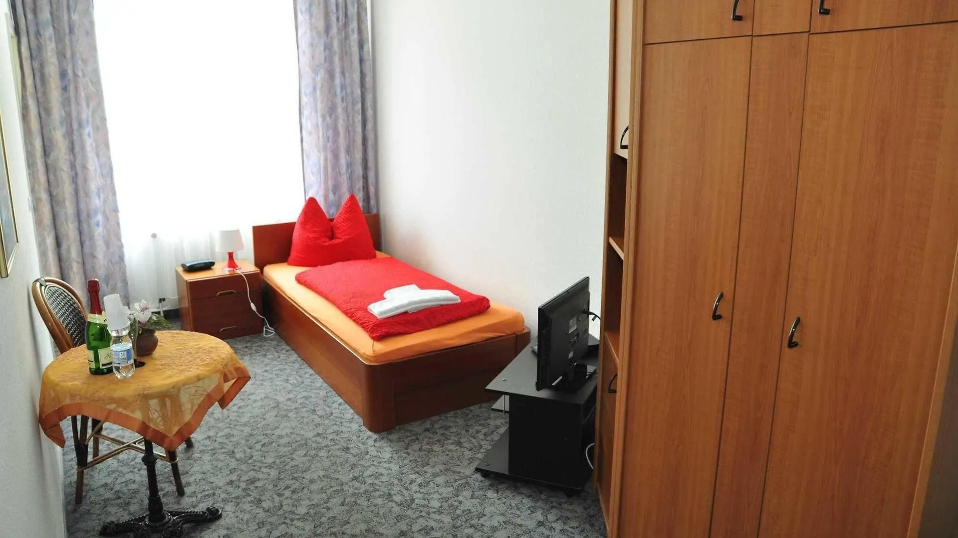 Pension Leipzig Georgplatz 3*,